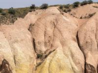 Tuffhang im Rosental mit rötlicher, gelber und hellbrauner Schicht